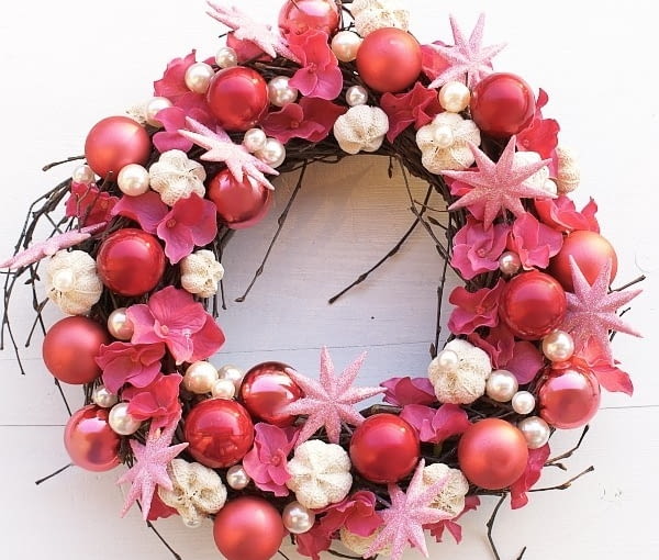 Wianki i stroiki bożonarodzeniowe. Tym razem w odcieniach różu - wianek pasowałby pięknie do dziewczyńskiego pokoju w stylu shabby chic? Przed nami adwent i Boże Narodzenie