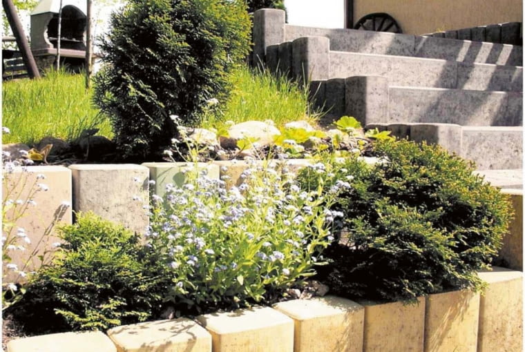 Skarpa przy schodach podzielona na dwa tarasy, zabezpieczone elementami palisadowymi. Zyskujemy dwie rabaty i niewielki trawnik Skarpa przy schodach podzielona na dwa tarasy, zabezpieczone elementami palisadowymi. Zyskujemy dwie rabaty i niewielki trawnik