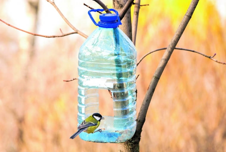 Karmnik z dużej butelki można wykonać także jak na zdjęciu. Otwór w ściance powinien umożliwiać ptakom swobodny dostęp do ziarna. Karmnik z dużej butelki można wykonać także jak na zdjęciu. Otwór w ściance powinien umożliwiać ptakom swobodny dostęp do ziarna.