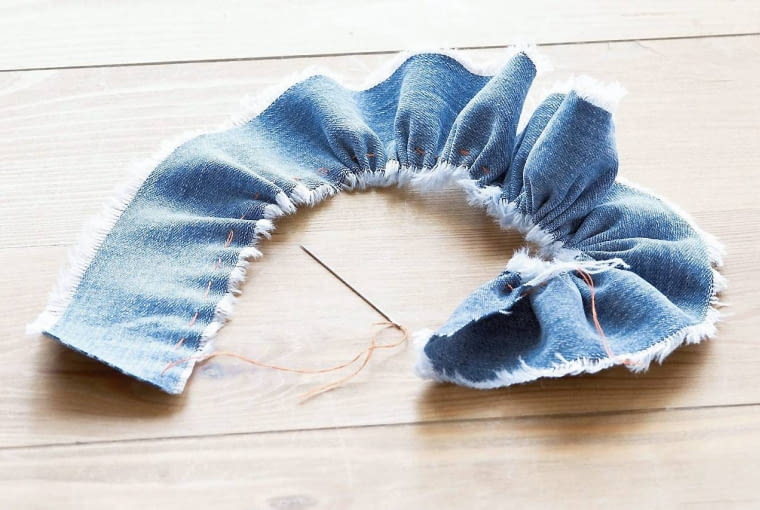 08.12.2005 WARSZAWA DLA MIESIECZNIKA CZTERY KATY JEANS DZINS DENIM WE WNETRZU TKANINA NIEBIESKA NIEBIESKI NIEBIESKO WNETRZE MIESZKANIE DOM ZROB TO SAM KROK PO KROKU PODUSZKA PODUSZKI ROBIENIE ROZY Z MATERIALU NR 2 SCIAGANIE FASTRYGI WYKONANIE I STYLIZACJA: SHERI MACDONALD-WLODARSKA FOT. LUKASZ ZANDECKI / AGENCJA GAZETA PUBLIKACJA CZTERY KATY NR 2 (172) - 2.2006 SLOWA KLUCZOWE: WNETRZA MAJSTERKOWANIE - MODELARSTWO ZDJĘCIE DO WKŁADKI: PUBLIKACJA CZTERY KATY NR 2 (172) - CZASOPISMA