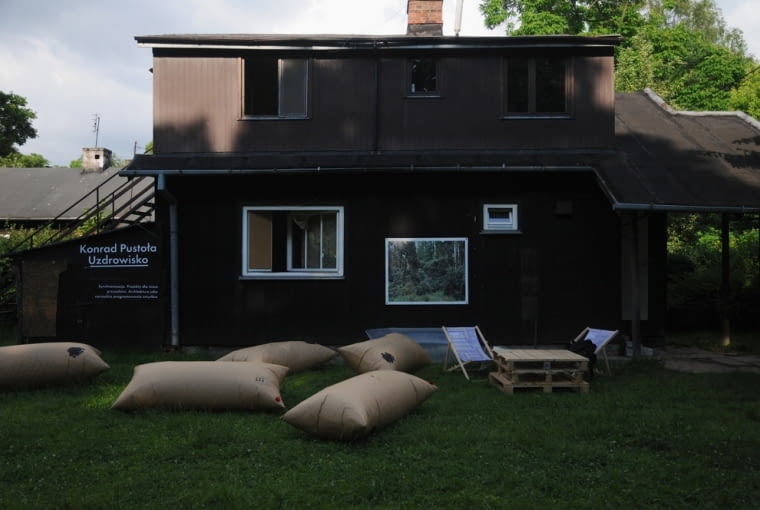 Domek fiński na Jazdowie, miejsce wystawy Konrada Pustoły, pt. Uzdrowiska Domek fiński na Jazdowie, miejsce wystawy Konrada Pustoły
