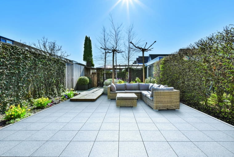 Płyty dekoracyjne inspirowane naturą to dziś główny trend aranżacyjny. Powierzchnia tej płyty pokryta jest lakierem, który stanowi dodatkową warstwę ochronną