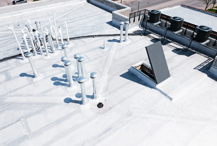 Membrana EPDM to bardzo szczelne pokrycie dachowe, które wyróżnia się dużą wytrzymałością i elastycznością