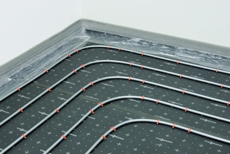 Rury stosowane w instalacji podłogowej muszą spełniać różne wymagania. Powinny przede wszystkim cechować się długą żywotnością oraz zapewnić skuteczne przekazywanie ciepła Rury stosowane w instalacji podłogowej muszą spełniać różne wymagania. Powinny przede wszystkim cechować się długą żywotnością oraz zapewnić skuteczne przekazywanie ciepła