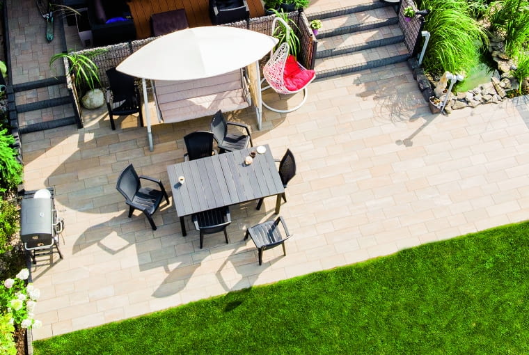 Czołowi producenci płyt oferują szeroki wybór wariantów kolorystycznych, faktur i wymiarów, co pozwala z łatwością dopasować wygląd materiału do naszych preferencji