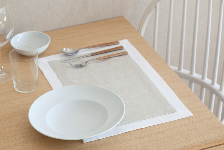 Zara Home - Milano Collection: dwuwarstwowa podkładka pod talerz z lnu i bawełny. Cena: 39,99 zł (35 x 50 cm). zara home, len, lniana pościel, prostota, minimalizm we wnętrzach, prosta pościel