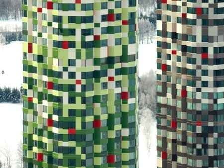 Alpha Tomamu Towers, po niedawnej modernizacji projektu Klein Dytham architecture najbardziej kolorowy górski hotel na świecie. 121-metrowe wieże górują nad japońskim kurortem Tomamu, ale dzięki barwnym elewacjom wtapiają się w zmieniający pejzaż. japonia, modernizacja, kolor, wieżowiec, hotel