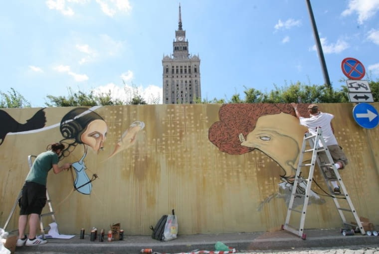 Pałac Kultury i Nauki w Warszawie 24.07.2009 WARSZAWA , PLAC DEFILAD , MALOWANIE GRAFFITI Z OKAZJI FESTIWALU STREET ART DOPING . FOT. JACEK LAGOWSKI / AGENCJA GAZETA