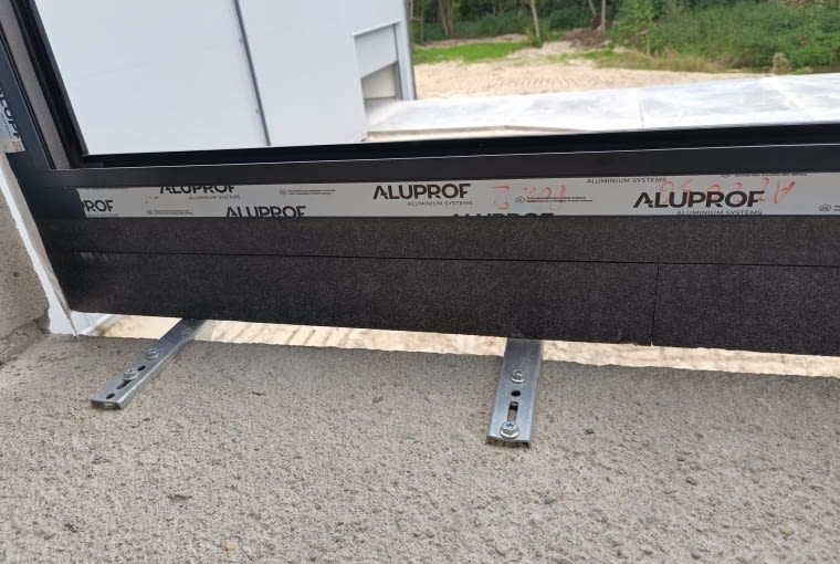 Na styku okna z mure Na styku okna z mure