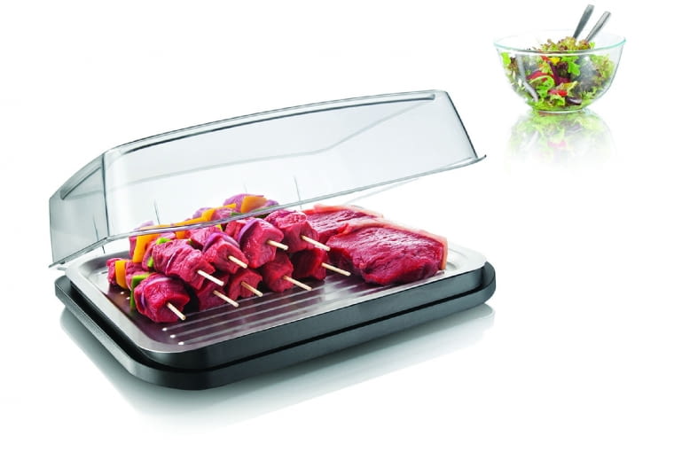 Schładzacz grillowy/Vacu Vin /FIDE.PL Pojemnik z chłodzącym wkładem, który świetnie sprawdzi się w charakterze przenośnej lodówki. Cena: 199,90 zł, www.fide.pl