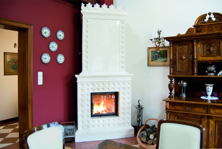 Piecokominki,  oprócz  doskonałych  właściwości  akumulacyjnych,  pięknie się  prezentują.  Najczęściej  do ich ozdoby  wykorzystuje się  najlepsze kafle  ceramiczne  rodzimej produkcji,  ręcznie formowane  i odpowiednio  szkliwione