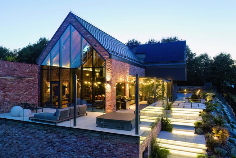 Przeszklenia wielkogabarytowe zapewniają nie tylko spektakularny wygląd, lecz także pełną światła i przestronności przestrzeń Przeszklenia wielkogabarytowe zapewniają nie tylko spektakularny wygląd, lecz także pełną światła i przestronności przestrzeń