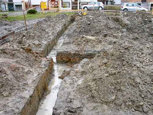 Po opadach glina w wykopie rozmiękła