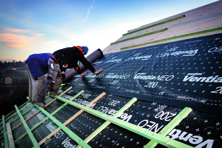 Ze względu na wrażliwość membran na promienie UV dach trzeba jak  najszybciej wykończyć
