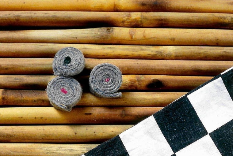 WARCABY GRA PIONKI WYKONANE Z FILCU FOT. MILENA LAKOMSKA PUBLIKACJA CZTERY KATY NR 12 (147) - 12.2003 SLOWA KLUCZOWE: ZABAWKI PLASTYKA ZDJĘCIE DO WKŁADKI: PUBLIKACJA CZTERY KATY NR 12 (147) - CZASOPISMA