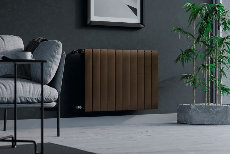 Wyjątkowy odcień miedzi aluminiowego  grzejnika idealnie wpisuje się w charakter  tego salonu
