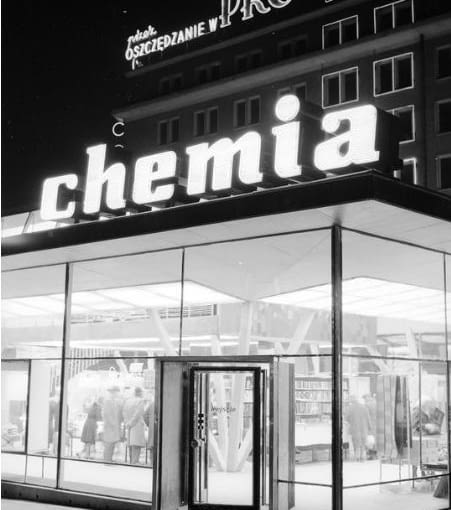 Nad wejściem świecił plastyczny neon "chemia", w głębi widać neon budynku PKO Pawilon Chemii w Warszawie zburzony w 2008 roku