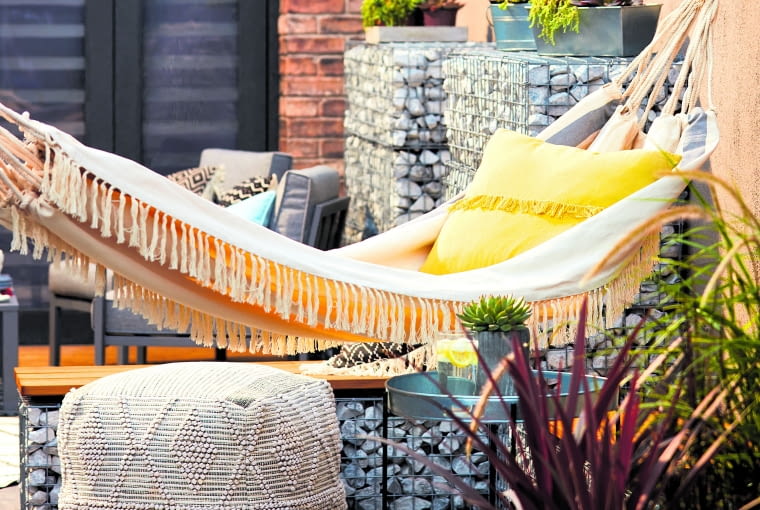 Wygodny puf i hamak ze słoneczną poduchą sprawią, że na własnym balkonie poczujemy się jak na wakacjach,
