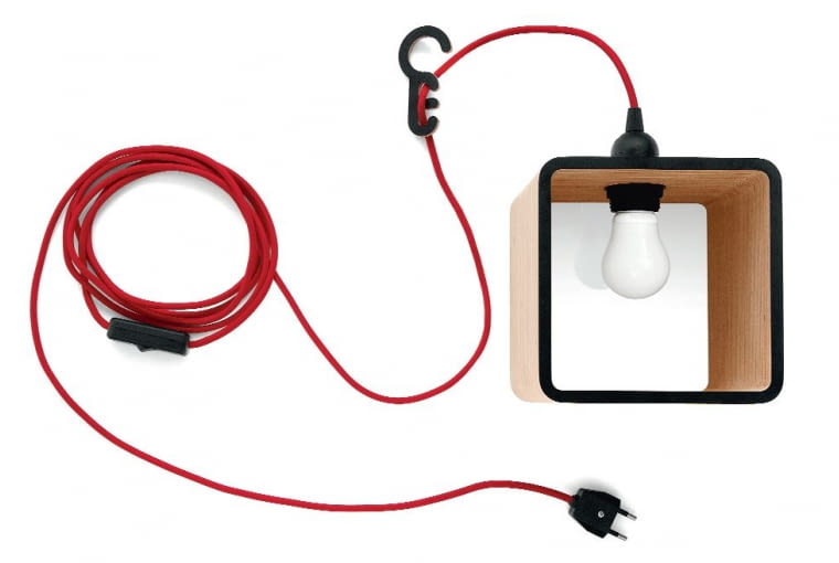 Lampania Łączy kwadratową formę z miękkimi zaokrągleniami. Wykonana z laminowanej sklejki brzozowej. Długi 4-metrowy kabel, dostępny w różnych kolorach, pozwala ulokować ją w różnych miejscach, 690 zł, Tabanda Lampania Łączy kwadratową formę z miękkimi zaokrągleniami. Wykonana z laminowanej sklejki brzozowej. Długi 4-metrowy kabel, dostępny w różnych kolorach, pozwala ulokować ją w różnych miejscach, 690 zł, Tabanda