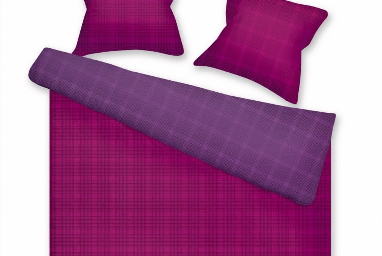 esprit Miękka, przyjemna w dotyku dwustronna pościel w zmysłowych kolorach fuksji i fioletu. Gładką kolorystykę przełamuje deseń w delikatna kratkę. Wym. 135 x 200 cm; 40 x 40 cm lub 80 x 80 cm, czerwonamaszyna.pl, 197 zł