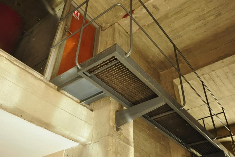 Jednostka Marsylska, proj. Le Corbusier - wejście do pomieszczenia technicznego oraz winda dla obsługi. Warto zauważyć, że obsługa budynku, poczta miała do dyspozycji osobną windę