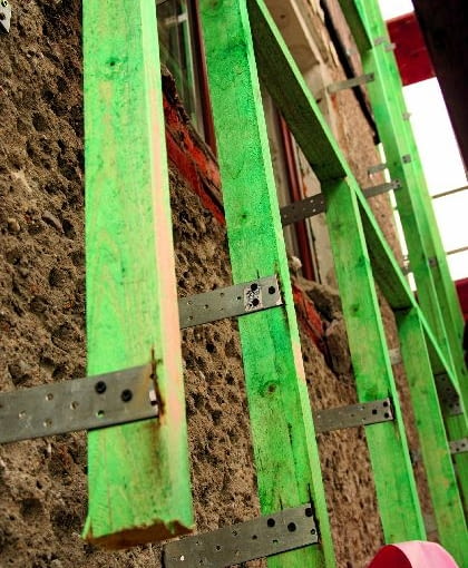 Ruszt odsunięty od ściany drewno na elewacji