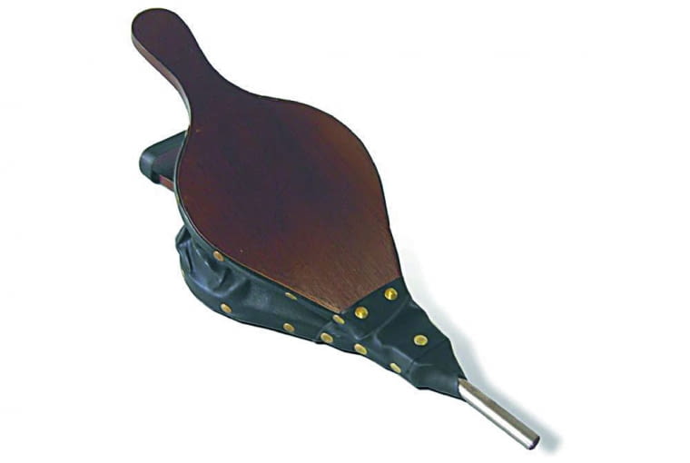 Miech do rozpalania grilla/Activa/PRAKTIKER Wykonany z drewna i tworzywa sztucznego z metalowymi ćwiekami. Szerokość: 16 cm, długość: 40 cm. Cena: 29,99 zł, www.praktiker.pl