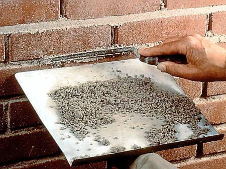 Zaprawą do spoinowania łatwo pobrudzić cegły, dlatego nie powinna być zbyt wilgotna: najlepsza jest zaprawa o konsystencji ugotowanej na sypko kaszy