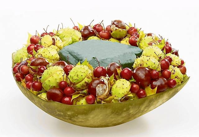 KROK 5. W środku powstałej kryzy układamy kwietną kopułę z chryzantem i aksamitek, grupując je kolorystycznie. 02.10.2008 JESIEN 2009 BUKIETY DYNIA KASZTANY STYLIZACJA ELWIRA WOJCIK FOT. WOJCIECH SURDZIEL / AGENCJA GAZETA