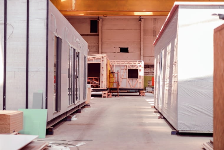 Wszystkie domy, i murowane, i prefabrykowane, powstają w oparciu o dokładnie te same normy prawa budowlanego. Muszą zatem spełniać identyczne wymagania, zarówno jeśli chodzi o jakość, bezpieczeństwo, wytrzymałość, jak i parametry cieplne. Wszystkie domy, i murowane, i prefabrykowane, powstają w oparciu o dokładnie te same normy prawa budowlanego. Muszą zatem spełniać identyczne wymagania, zarówno jeśli chodzi o jakość, bezpieczeństwo, wytrzymałość, jak i parametry cieplne.