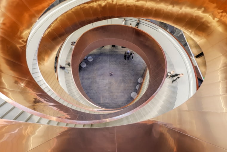 Experimentarium - Spiralna klatka schodowa, Kopenhaga, Dania. Miedź w architekturze