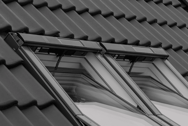 Okna dachowe z czujnikiem deszczu zamykają się automatycznie, gdy spadną pierwsze krople