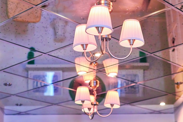 Lustro na suficie to doskonałe rozwiązanie do optycznego powiększenia wnętrza, które staje się jaśniejsze dzięki efektowi odbicia światła