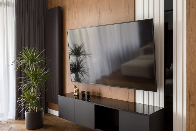 Biel, drewno i marmur - elegancki apartament