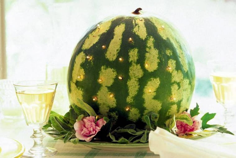 Świecący arbuz Melone mit Lichterkette SLOWA KLUCZOWE: Sommer Sommerparty Food Melone Obst dekorieren Blütendekoration Lampen Lichter Lichterketten Tischdekoration Tischschmuck Tafelschmuck feiern Feste Festivitäten Gastlichkeit Partys Selbermachen selbst gemacht Sommer sommerlich Tischdeko Tischdeco 146Sommerparty Sommer Sommerlich Sommerparty Sommerparties Party Parties Sommerfest Sommerfeste Fest Feste Gastlichkeit Partys Sommerpartys 242Sommertische Sommertisch Sommertische Sommer 159Sommerlichekerzenideen summer summery Kerzenidee Kerzenideen Sommerliche Kerzenideen Kerze Kerzen 248feiernwieimsüden mediterran Fest Feste Feier feiern Living & More kreativ