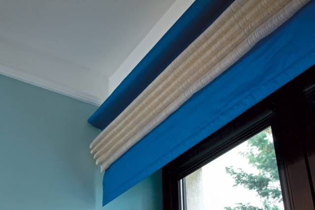 DEKORACJE - OKNO Z PRZEJRZYSTĄ ROLETĄ. Podciągnięta roleta układa się w bardzo dekoracyjne fałdy.