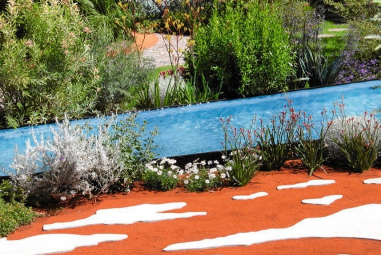 TAKIM GUMOWYM GRANULATEM coraz częściej wykańcza się ogrodowe posadzki. jest on dostępny w wielu kolorach.