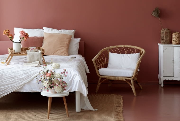 Biała stylizowana komoda w sypialni komody do sypialni