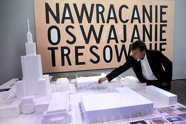 Gunter Vogt przedstawia makietę otoczenia przyszłego gmachu Muzeum Sztuki Nowoczesnej 14.01.2010 WARSZAWA , SZWAJCARSKI ARCHITEKT GUNTHER VOGT PRZEDSTAWIA MAKIETE OTOCZENIA PRZYSZLEGO GMACHU MUZEUM SZTUKI NOWOCZESNEJ . FOT. BARTOSZ BOBKOWSKI / AGENCJA GAZETA