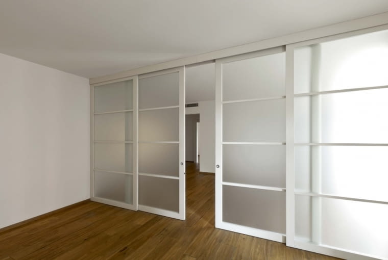 Miejsce do pracy - nie wymaga dużej powierzchni, ważniejsze niż metraż będzie dobre doświetlenie (i jako bonus - ładny widok, np. na kawałek ogrodowej zieleni, żeby od czasu do czasu odwrócić wzrok od ekranu komputera). O szczegółach przesądzi lokalizacja - pokój położony w pobliżu wejścia do domu można wykorzystywać do spotkań służbowych, bo wizyta osoby z zewnątrz nie zakłóci normalnego funkcjonowania pozostałych obszarów, zwłaszcza gdy znajdzie się tu także 'gościnna toaleta lub szatnia; inny wariant to miejsce 'na zapleczu' salonu - często dające się włączyć w strefę dzienną (np. jako dodatkowy aneks biblioteczny) lub zamknąć tak, żeby odizolować pracującego domownika; taki pokój ma znacznie bardziej prywatny, a jednocześnie komfortowy charakter, chociaż nie nadaje się do kontaktów z klientami czy współpracownikami (ale przecież nie każdy takich potrzebuje).