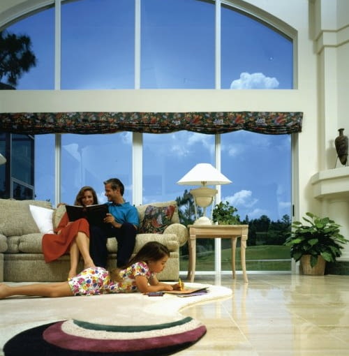 Przeciwsłoneczne okna. Do bardzo nasłonecznionych wnętrz poleca się okna z szybami antisol, które z zewnątrz wyglądają jak lustro. Dobrze chronią pomieszczenie przed promieniami słonecznymi. Jeśli mamy w oknach zwykłe szyby, możemy nakleić na nie specjalną folię przeciwsłoneczną. Jest dostępna w rozmaitych odcieniach, ma różne stopnie przejrzystości. Folia przeciwsłoneczna, szer. 1,5 m od 122 zł/m.b., Warsfoll