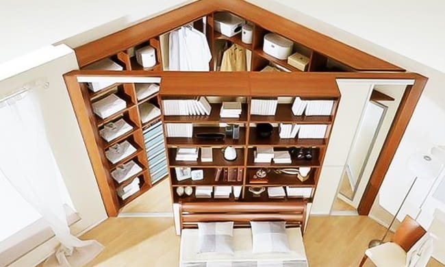 Garderoba na planie trójkąta. Taki nietypowy układ pozwala zaoszczędzić sporo miejsca, a do tego mamy tyle samo miejsca na przechowywanie, co w garderobie na planie prostokąta.