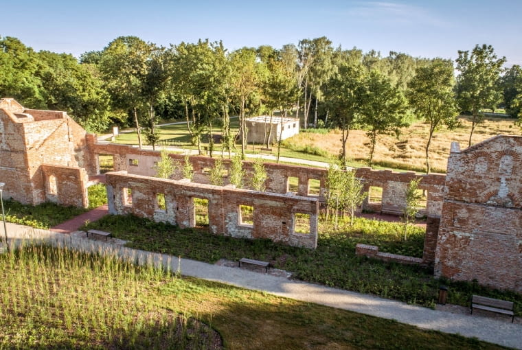 Park na Podzamczu w Łęcznej - ruiny folwarku. Park na Podzamczu w Łęcznej - ruiny folwarku.