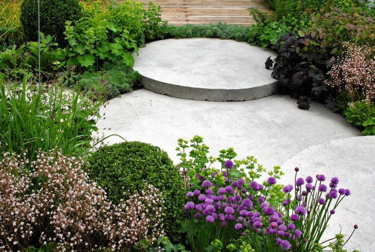 POSADZKA Z KRĘGÓW odlanych z betonu to świetny sposób na ogrodowe różnice poziomów.