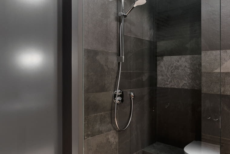 W łazience drzwi są lakierowane od środka na grafitowy kolor. Drzwi do łazienki, lakierowane na ciemny kolor