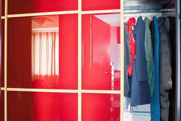 Szafa wnękowa z przesuwanymi drzwiami