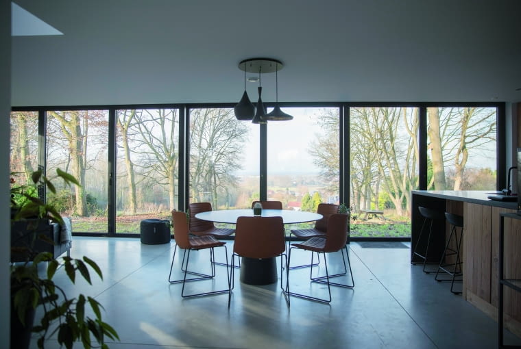 Energooszczędność okien zależy od zastosowanych przez producenta rozwiązań, m.in. rodzaju wzmocnień, liczby i szerokości komór w profilu, liczby tafli szkła oraz rodzaju ramki dystansowej