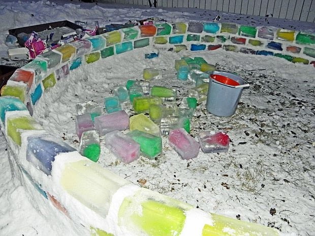 Kolejne warstwy należy zespoić ubitym śniegiem. jak zbudować igloo, igloo, kolorowe igloo, tęczowe igloo
