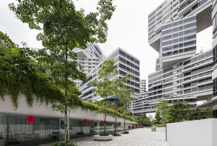 Interlace: apartamentowiec w Singapurze zaprojektowany przez OMA i Ole Sheerena. Wertykalna wioska złożona z 31 bloków poukładanych na sobie niczym klocki wokół zielonych dziedzińców.