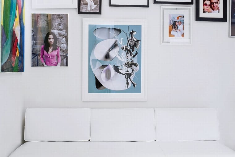 Choć studio projektowe Karima znajduje się w tym samym budynku, w mieszkaniu designer także urządził gabinet. Nad sofą LC5 Le Corbusiera galeria grafik i rodzinnych zdjęć. wnętrza, karim rashid, design